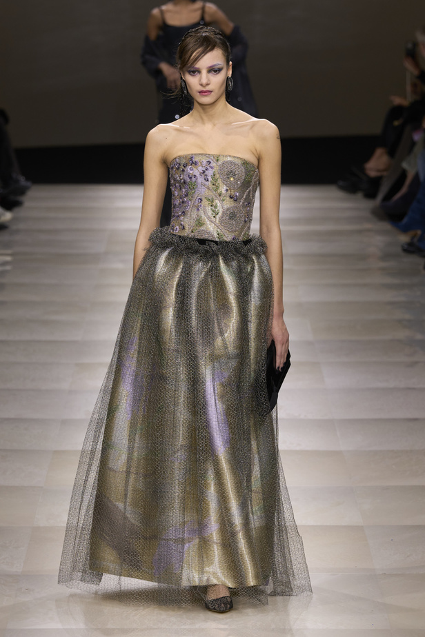 Armani Privè ربيع وصيف 2024 للأزياء الراقية... يتلاعب المصمم الأسطوري بالـكوتور ليوسع معانيه ويكسر دائرة إلهامه لِيخاطب امرأة العالم من الغرب الى الشرق