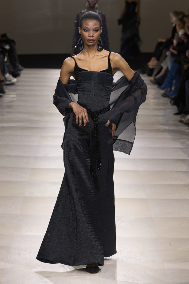 Armani Privè ربيع وصيف 2024 للأزياء الراقية... يتلاعب المصمم الأسطوري بالـكوتور ليوسع معانيه ويكسر دائرة إلهامه لِيخاطب امرأة العالم من الغرب الى الشرق