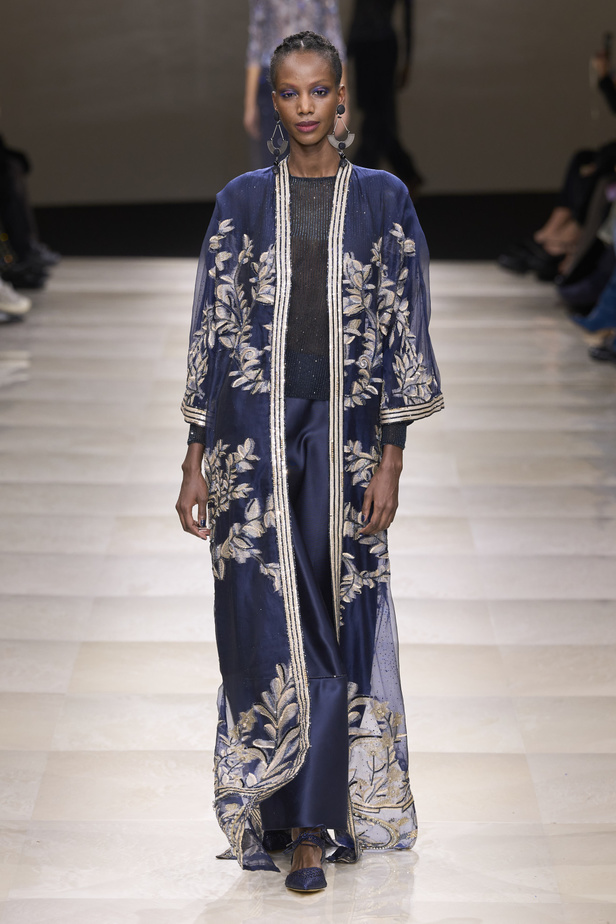 Armani Privè ربيع وصيف 2024 للأزياء الراقية... يتلاعب المصمم الأسطوري بالـكوتور ليوسع معانيه ويكسر دائرة إلهامه لِيخاطب امرأة العالم من الغرب الى الشرق