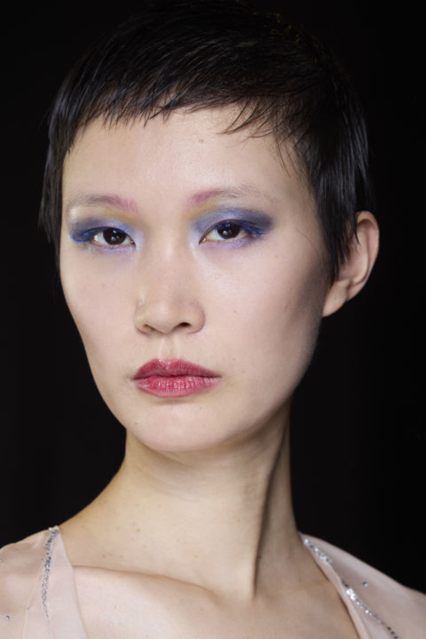 إطلالات جمالية من Armani Privè لربيع وصيف 2024 للأزياء الراقية