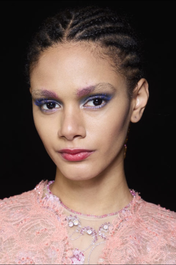 إطلالات جمالية من Armani Privè لربيع وصيف 2024 للأزياء الراقية