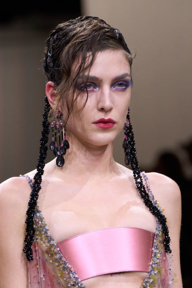 إطلالات جمالية من Armani Privè لربيع وصيف 2024 للأزياء الراقية