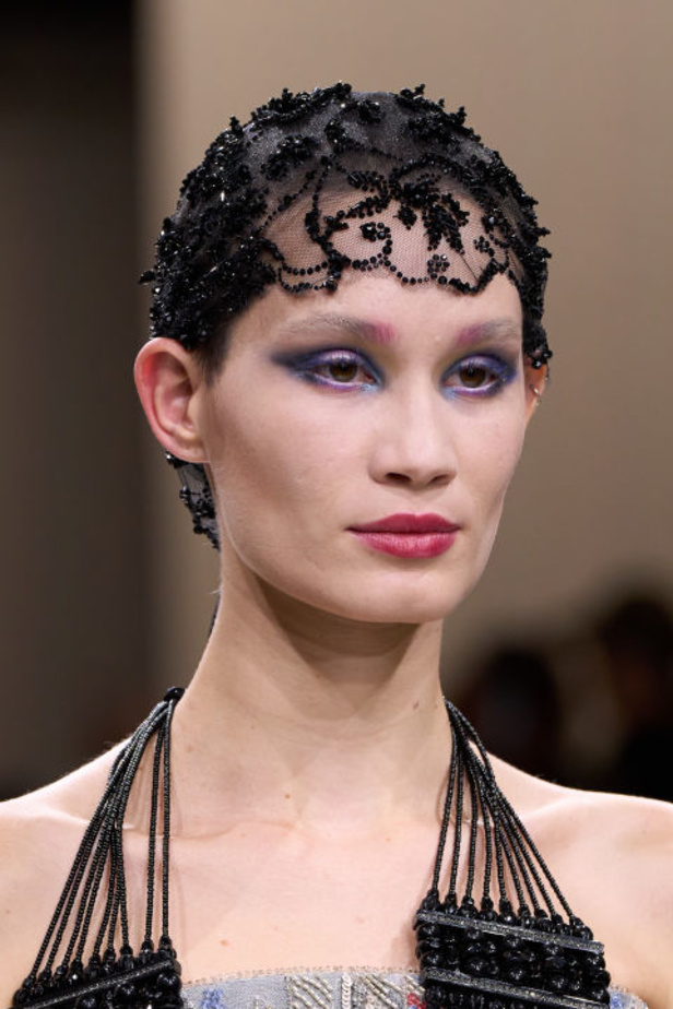 إطلالات جمالية من Armani Privè لربيع وصيف 2024 للأزياء الراقية