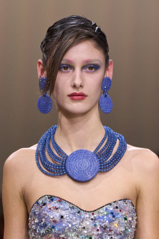 إطلالات جمالية من Armani Privè لربيع وصيف 2024 للأزياء الراقية