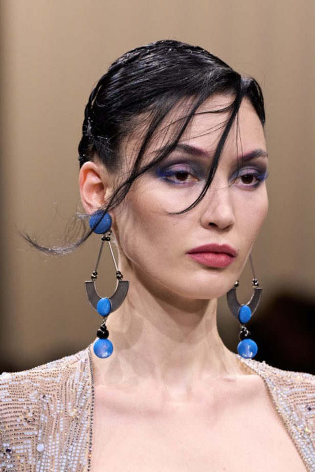 إطلالات جمالية من Armani Privè لربيع وصيف 2024 للأزياء الراقية