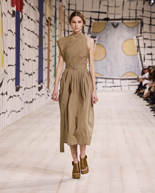 من مجموعة كريستيان ديور للهوت كوتور لربيع وصيف 2024