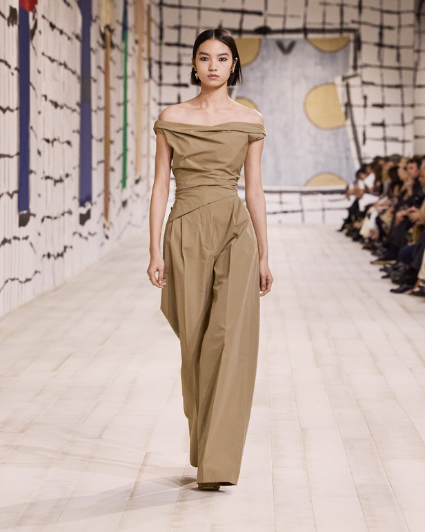 من مجموعة كريستيان ديور للهوت كوتور لربيع وصيف 2024