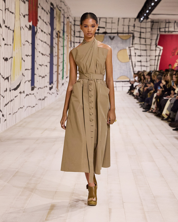 من مجموعة كريستيان ديور للهوت كوتور لربيع وصيف 2024