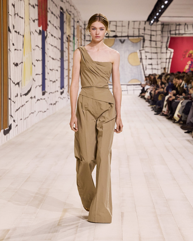 من مجموعة كريستيان ديور للهوت كوتور لربيع وصيف 2024