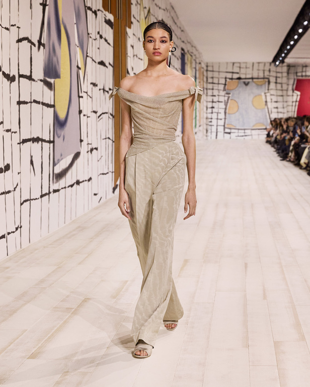 من مجموعة كريستيان ديور للهوت كوتور لربيع وصيف 2024