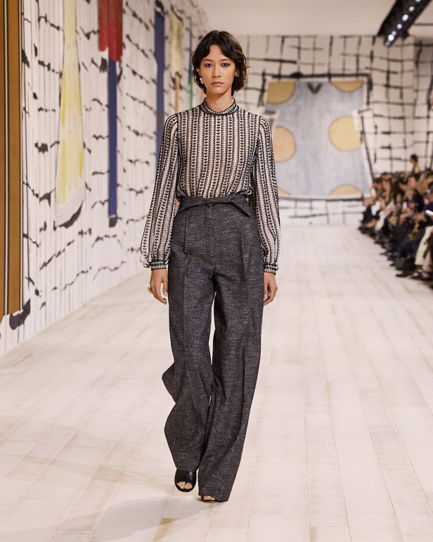 من مجموعة كريستيان ديور للهوت كوتور لربيع وصيف 2024