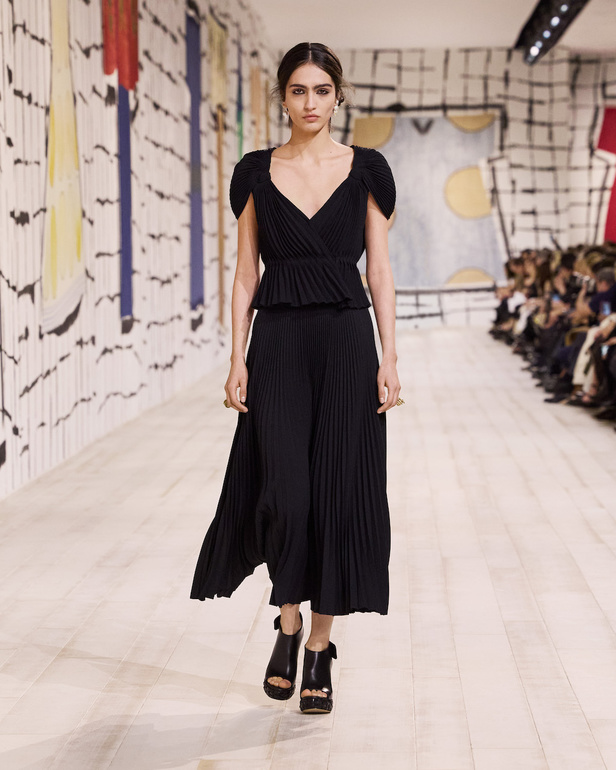 من مجموعة كريستيان ديور للهوت كوتور لربيع وصيف 2024