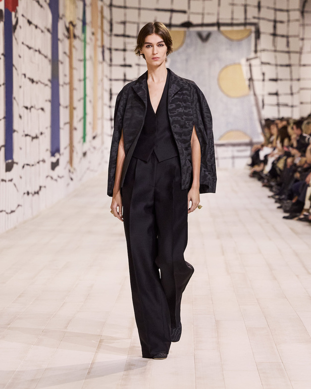 من مجموعة كريستيان ديور للهوت كوتور لربيع وصيف 2024