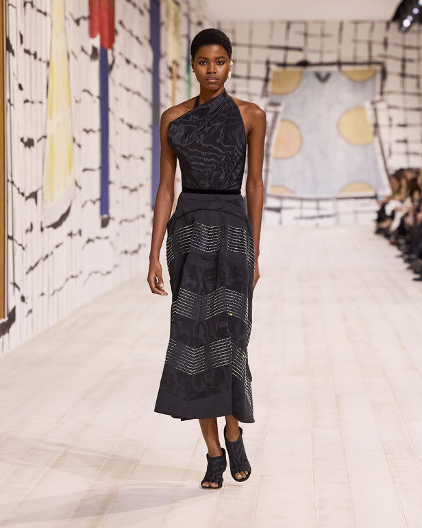 من مجموعة كريستيان ديور للهوت كوتور لربيع وصيف 2024