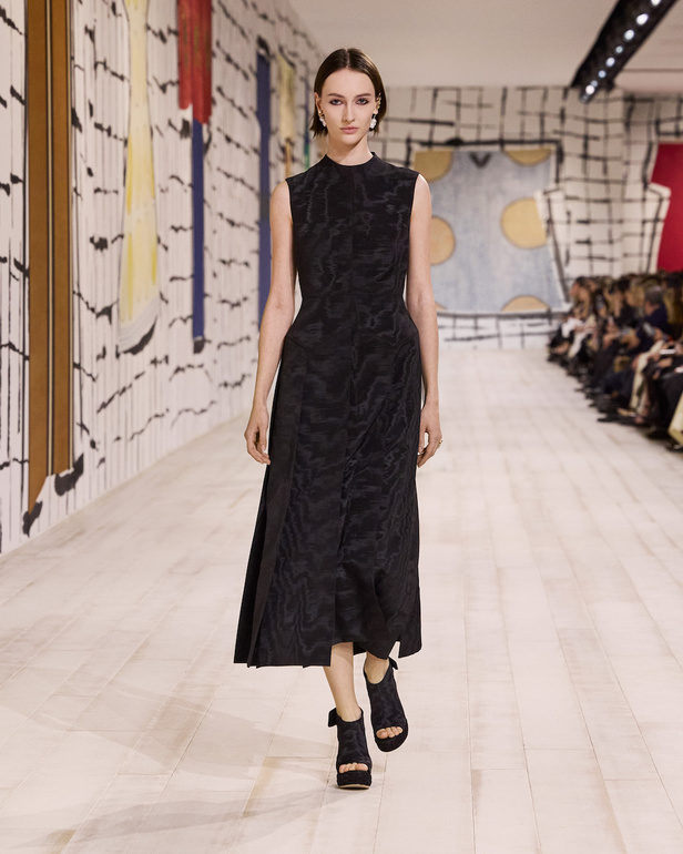 من مجموعة كريستيان ديور للهوت كوتور لربيع وصيف 2024