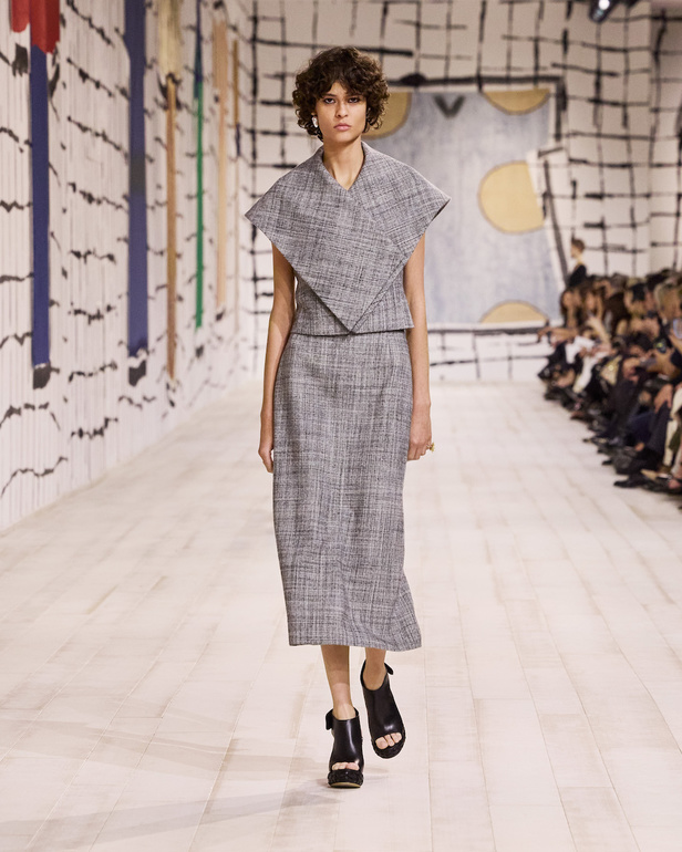 من مجموعة كريستيان ديور للهوت كوتور لربيع وصيف 2024