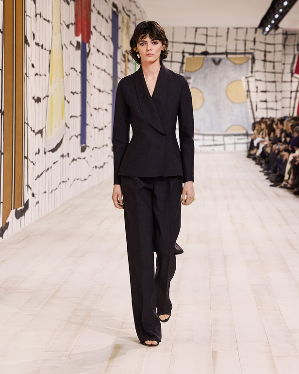 من مجموعة كريستيان ديور للهوت كوتور لربيع وصيف 2024