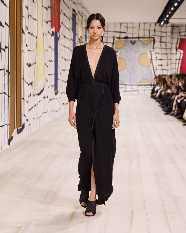 من مجموعة كريستيان ديور للهوت كوتور لربيع وصيف 2024