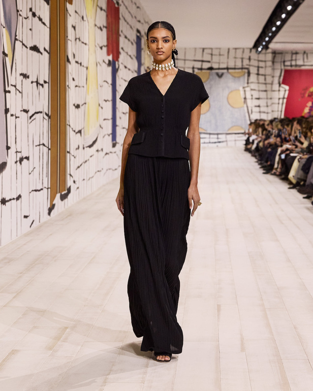 من مجموعة كريستيان ديور للهوت كوتور لربيع وصيف 2024