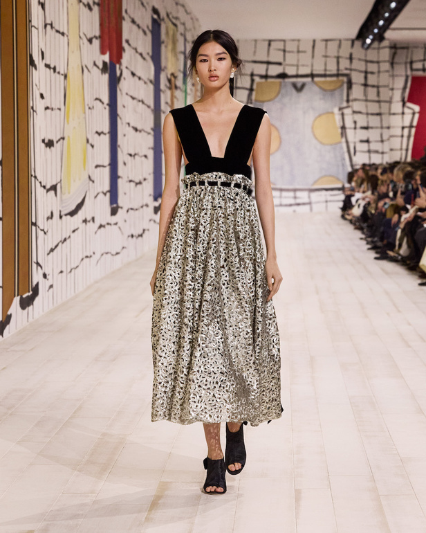 من مجموعة كريستيان ديور للهوت كوتور لربيع وصيف 2024