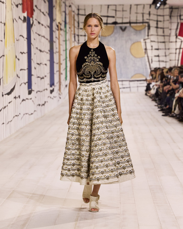 من مجموعة كريستيان ديور للهوت كوتور لربيع وصيف 2024