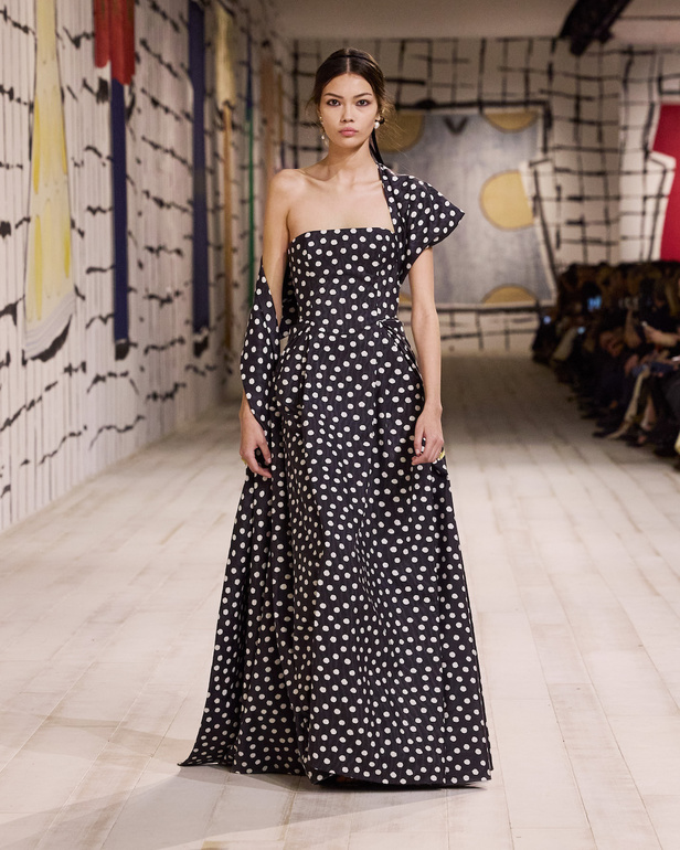 من مجموعة كريستيان ديور للهوت كوتور لربيع وصيف 2024