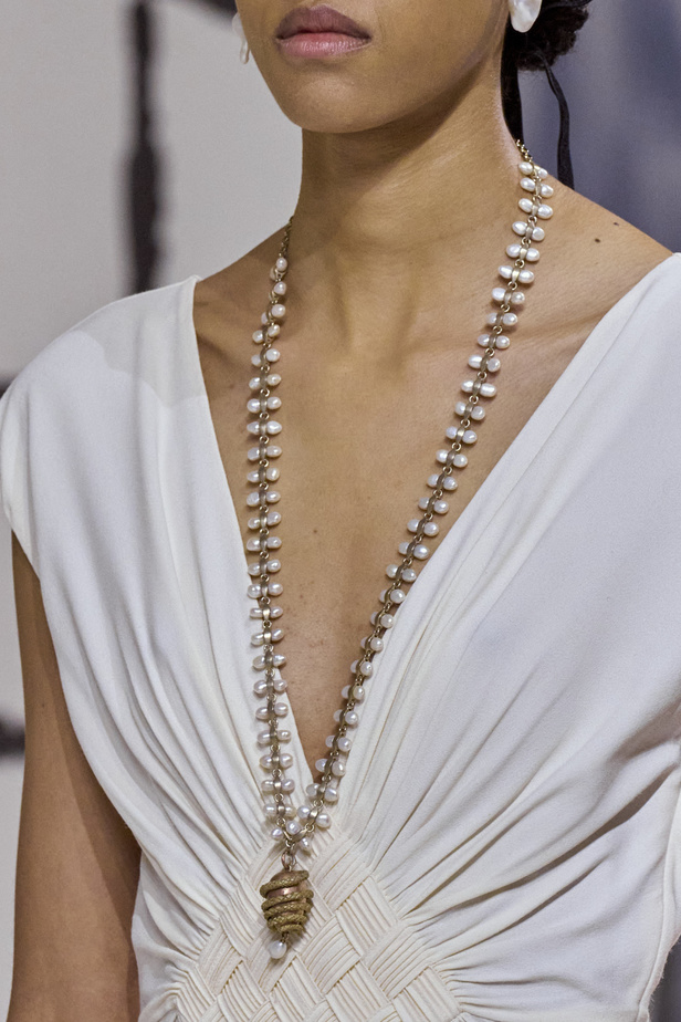 مجموعة مبتكرة لدار كريستيان ديور فيها مزيج ذكي من الفن والإبداع والتاريخ والتراث