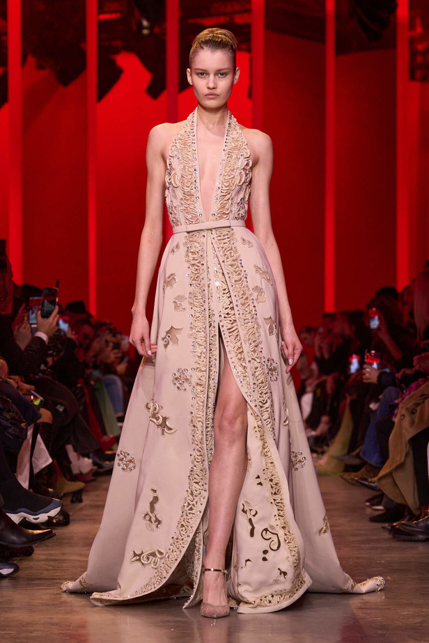 مجموعة Elie Saab لربيع وصيف 2024 في باريس