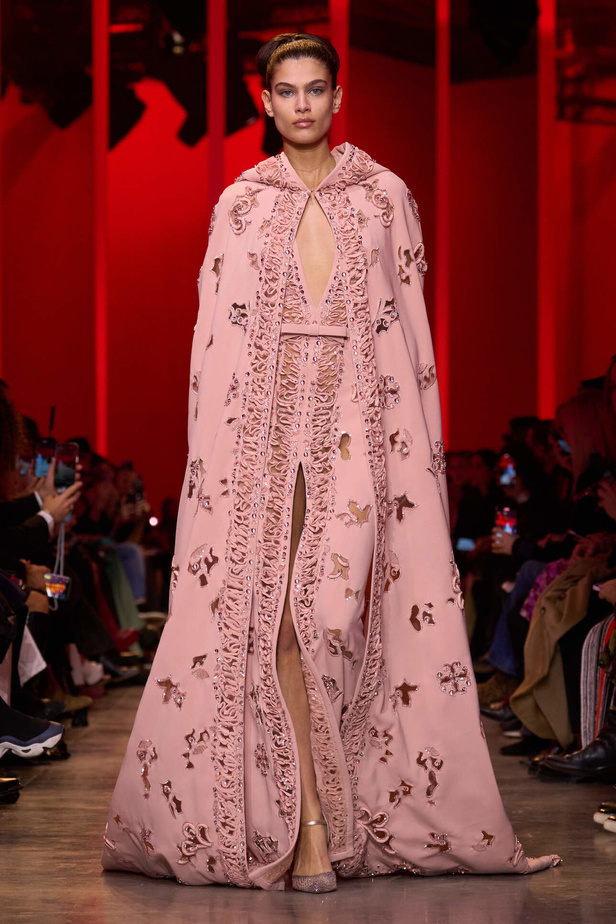 مجموعة Elie Saab لربيع وصيف 2024 في باريس