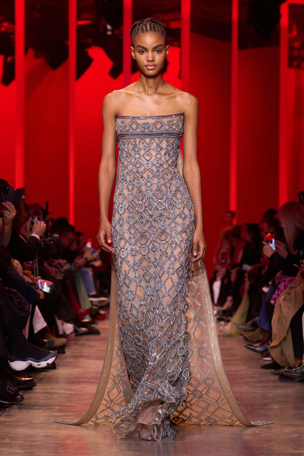 مجموعة Elie Saab لربيع وصيف 2024 في باريس