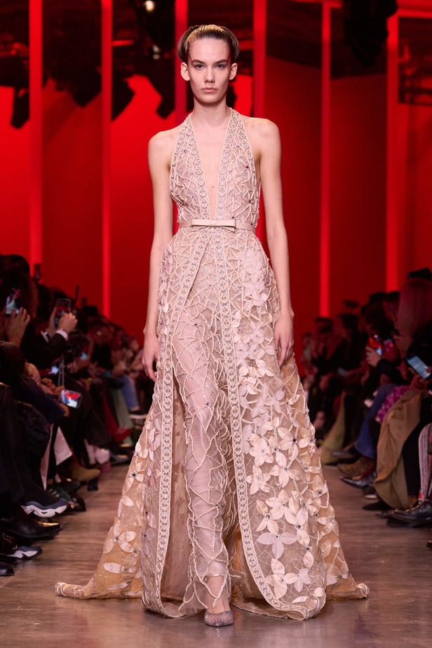 مجموعة Elie Saab لربيع وصيف 2024 في باريس