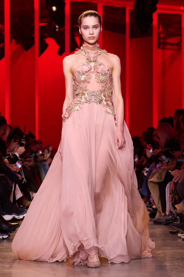 مجموعة Elie Saab لربيع وصيف 2024 في باريس