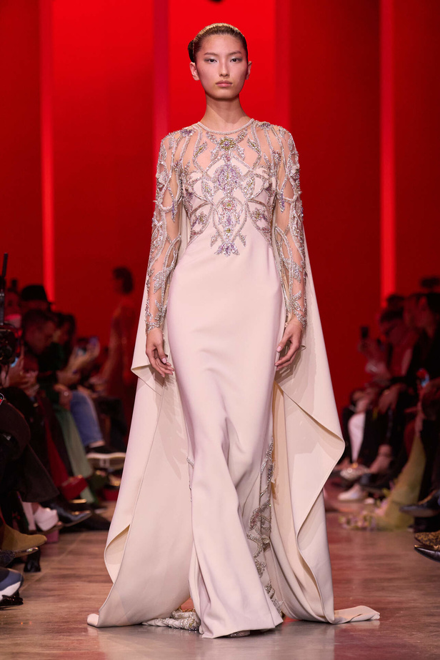 مجموعة Elie Saab لربيع وصيف 2024 في باريس