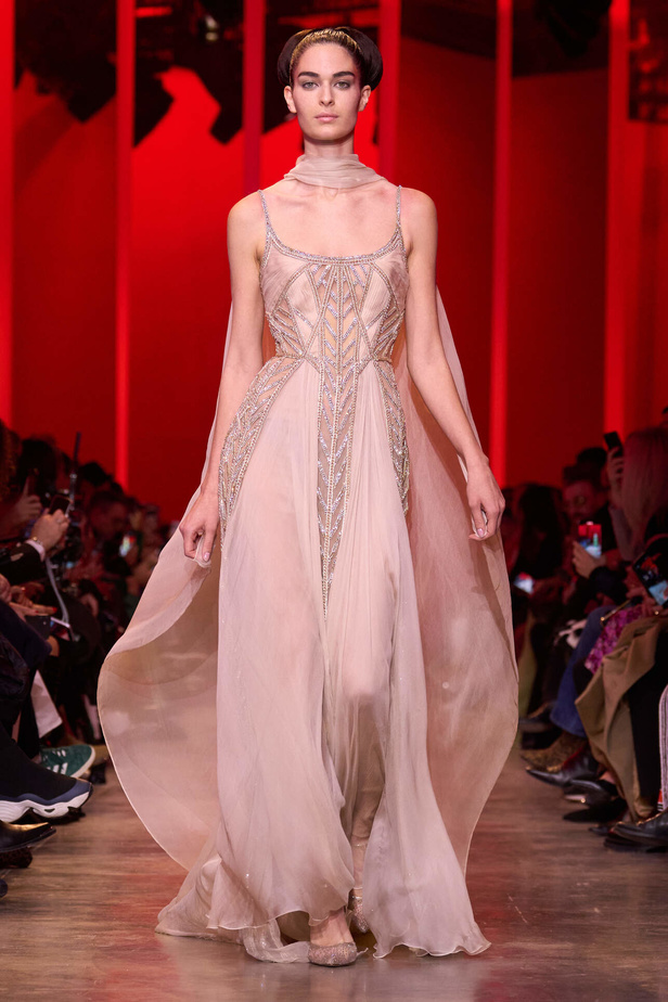 مجموعة Elie Saab لربيع وصيف 2024 في باريس