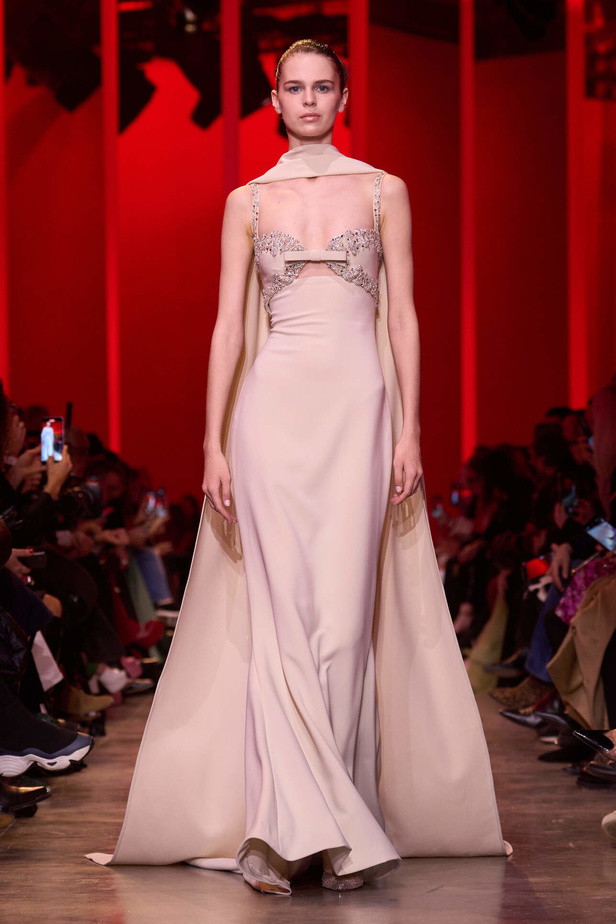 مجموعة Elie Saab لربيع وصيف 2024 في باريس