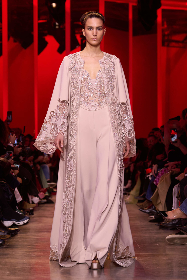 مجموعة Elie Saab لربيع وصيف 2024 في باريس