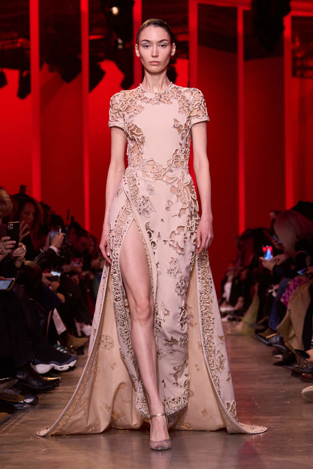 مجموعة Elie Saab لربيع وصيف 2024 في باريس
