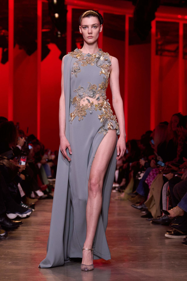 مجموعة Elie Saab لربيع وصيف 2024 في باريس