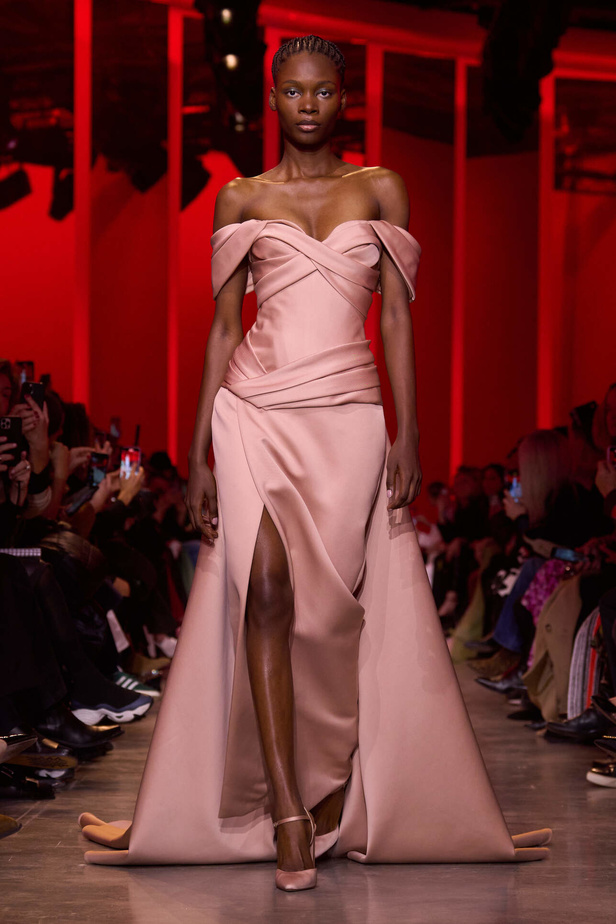 مجموعة Elie Saab لربيع وصيف 2024 في باريس