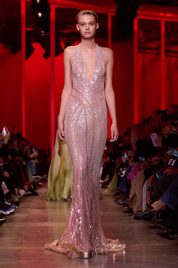 مجموعة Elie Saab لربيع وصيف 2024 في باريس