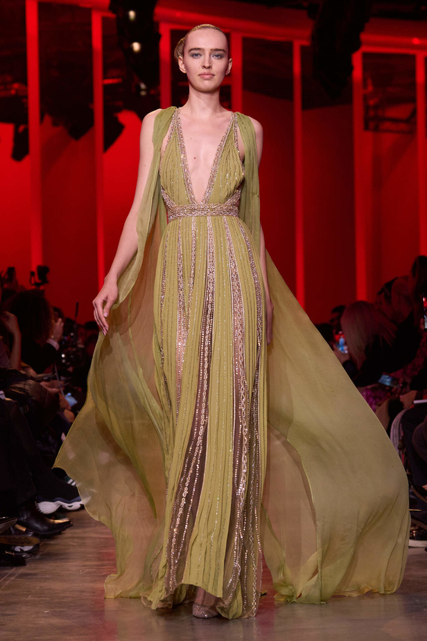 مجموعة Elie Saab لربيع وصيف 2024 في باريس