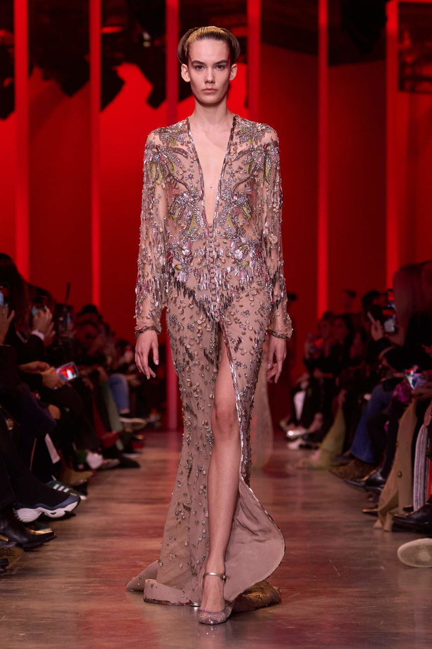 مجموعة Elie Saab لربيع وصيف 2024 في باريس