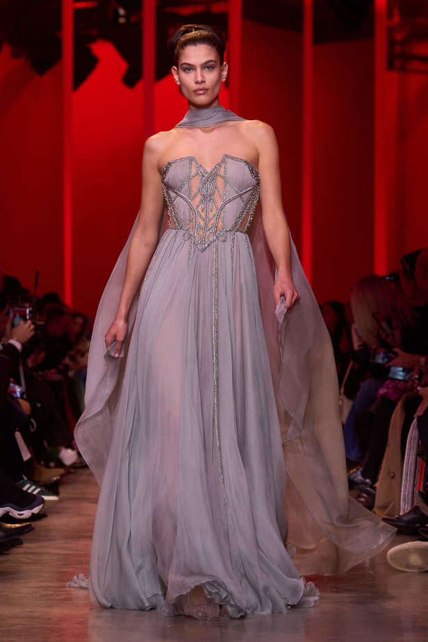 مجموعة Elie Saab لربيع وصيف 2024 في باريس