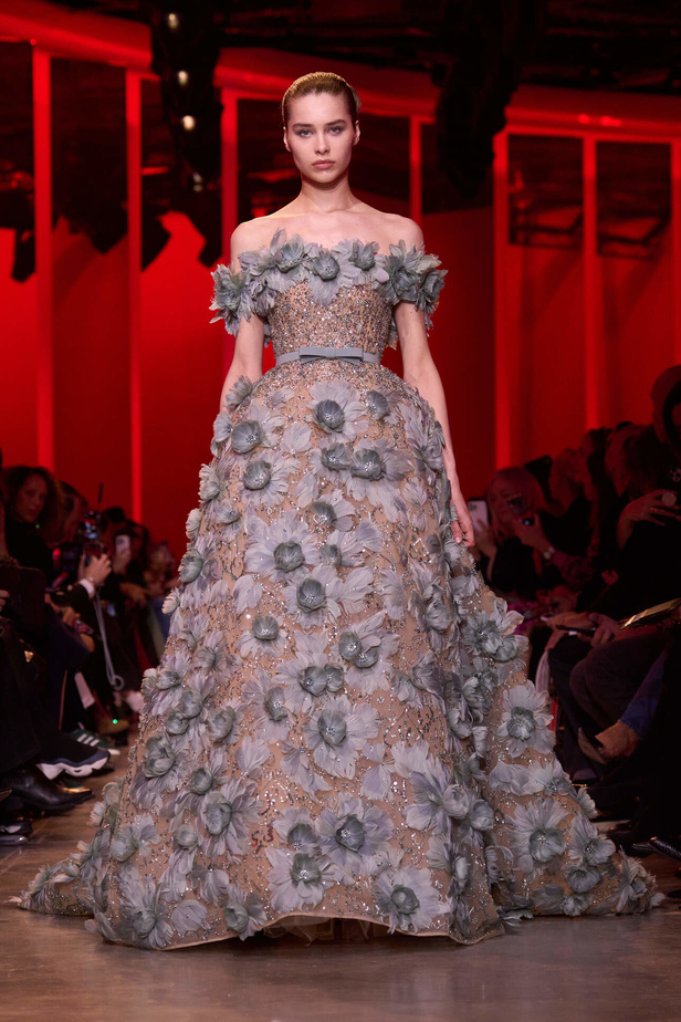 مجموعة Elie Saab لربيع وصيف 2024 في باريس