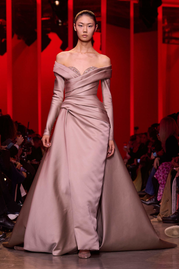 مجموعة Elie Saab لربيع وصيف 2024 في باريس