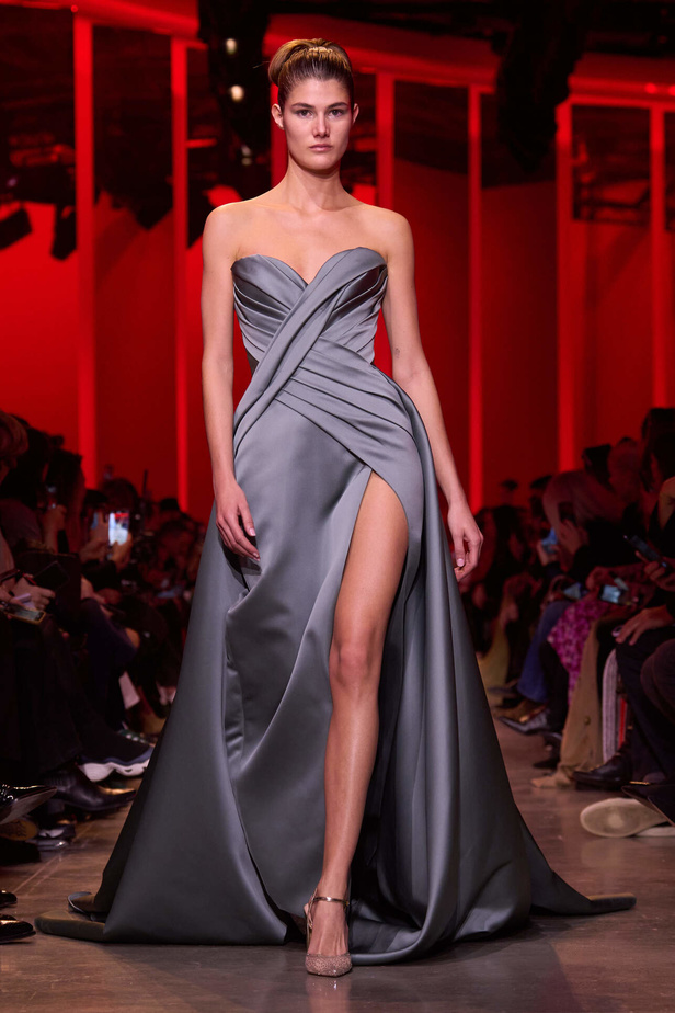 مجموعة Elie Saab لربيع وصيف 2024 في باريس