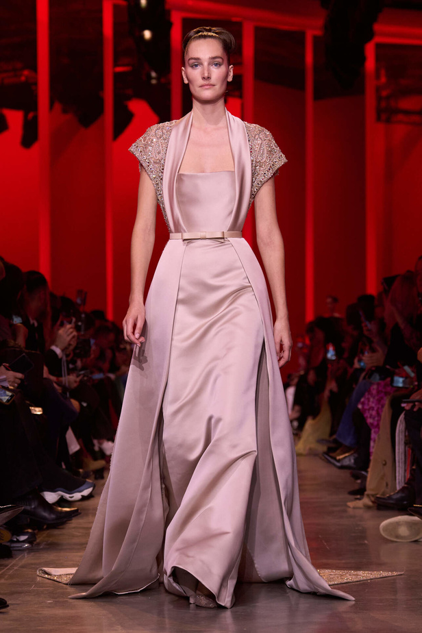 مجموعة Elie Saab لربيع وصيف 2024 في باريس