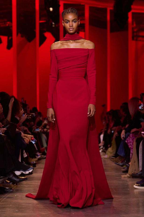 مجموعة Elie Saab لربيع وصيف 2024 في باريس