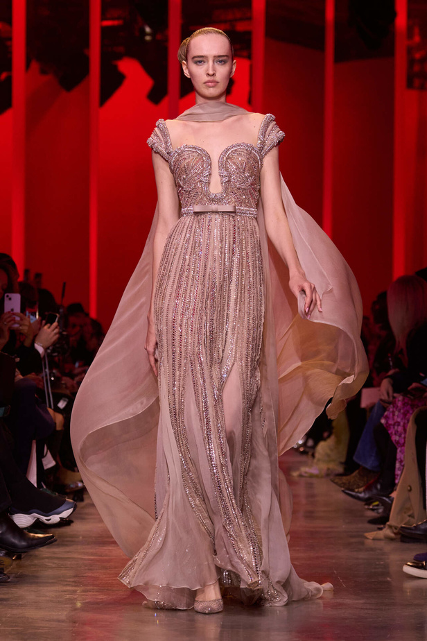 مجموعة Elie Saab لربيع وصيف 2024 في باريس