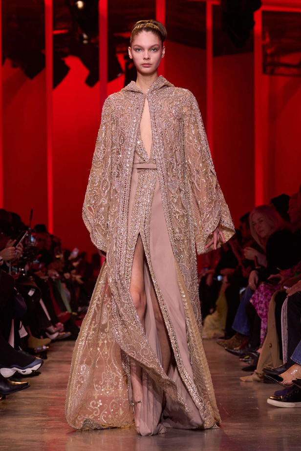 مجموعة Elie Saab لربيع وصيف 2024 في باريس